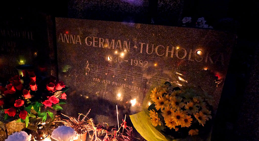 На могиле Анны Герман всегда много живых цветов