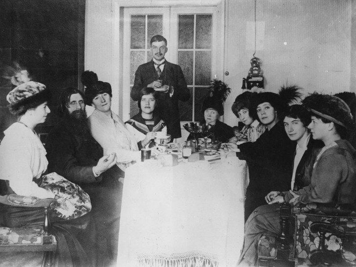 Григорий Распутин (второй слева) в кругу своих почитателей. Его дочь Матрена — четвертая слева. 1911 год 