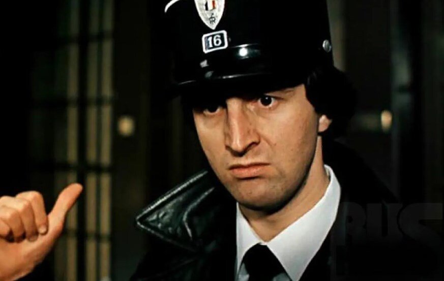 Леонид Ярмольник в роли французского полицейского