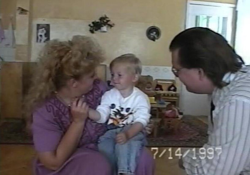 Джошуа с родителями, которые будут его любить всю жизнь. Кадр из фильма "Идеальный ребенок", CBS